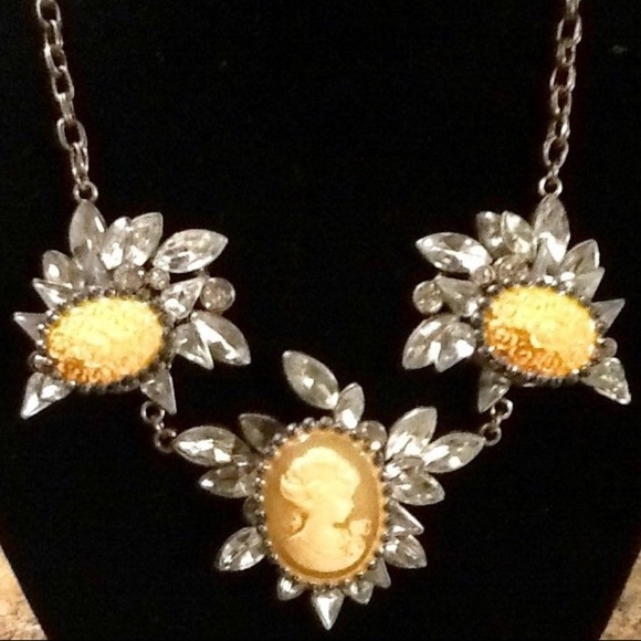 Jewelry - ❣️5/$25 on items $9 or less Victorian necklace